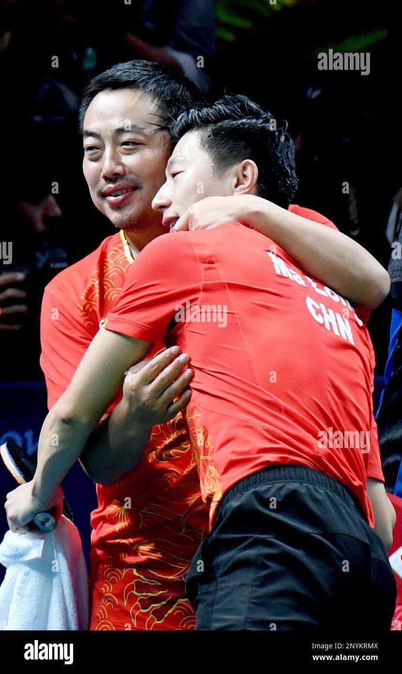 --FILE--Coach of China's national table tennis team Liu Guoliang, left, hugs Ma Long of China after defeating Japan during the men's team table tennis gold medal competition at the 2016 Summer Olympics in Rio de Janeiro, Brazil, 17 August 2016.Former chief of the Chinese national table tennis team Liu Guoliang said on Tuesday (28 June 2017) that he feels "responsible" for match boycott by top Chinese players in an international event. Liu made the remark four days after three players and two coaches pulled out of the China Open in protest of the Chinese Table Tennis Association's (CTTA) decisi Banque D'Images