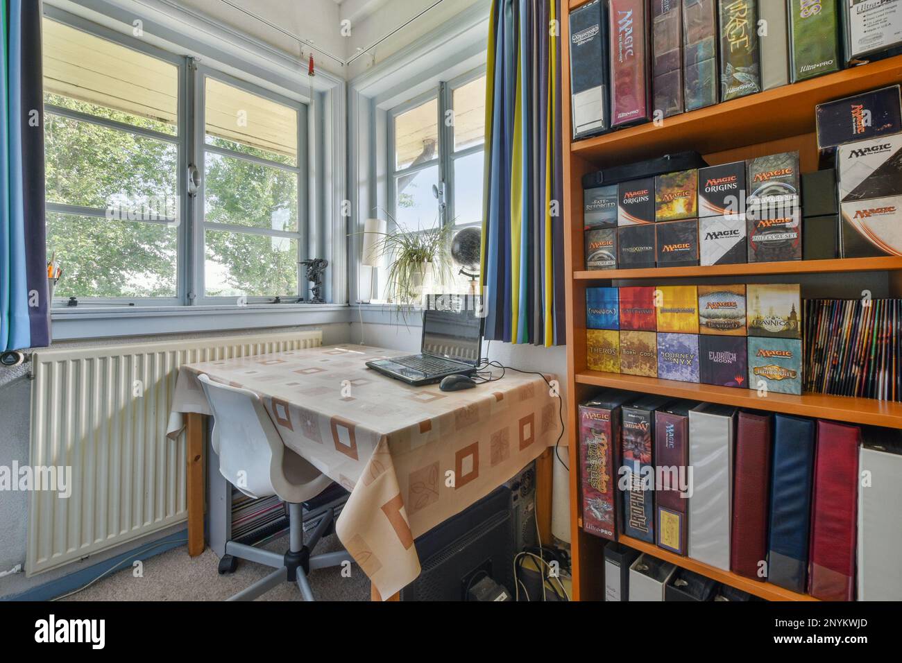 Amsterdam, pays-Bas - 10 avril 2021 : une salle à manger avec quelques livres sur les étagères et une chandel dans la table est entourée de chaises jaunes Banque D'Images