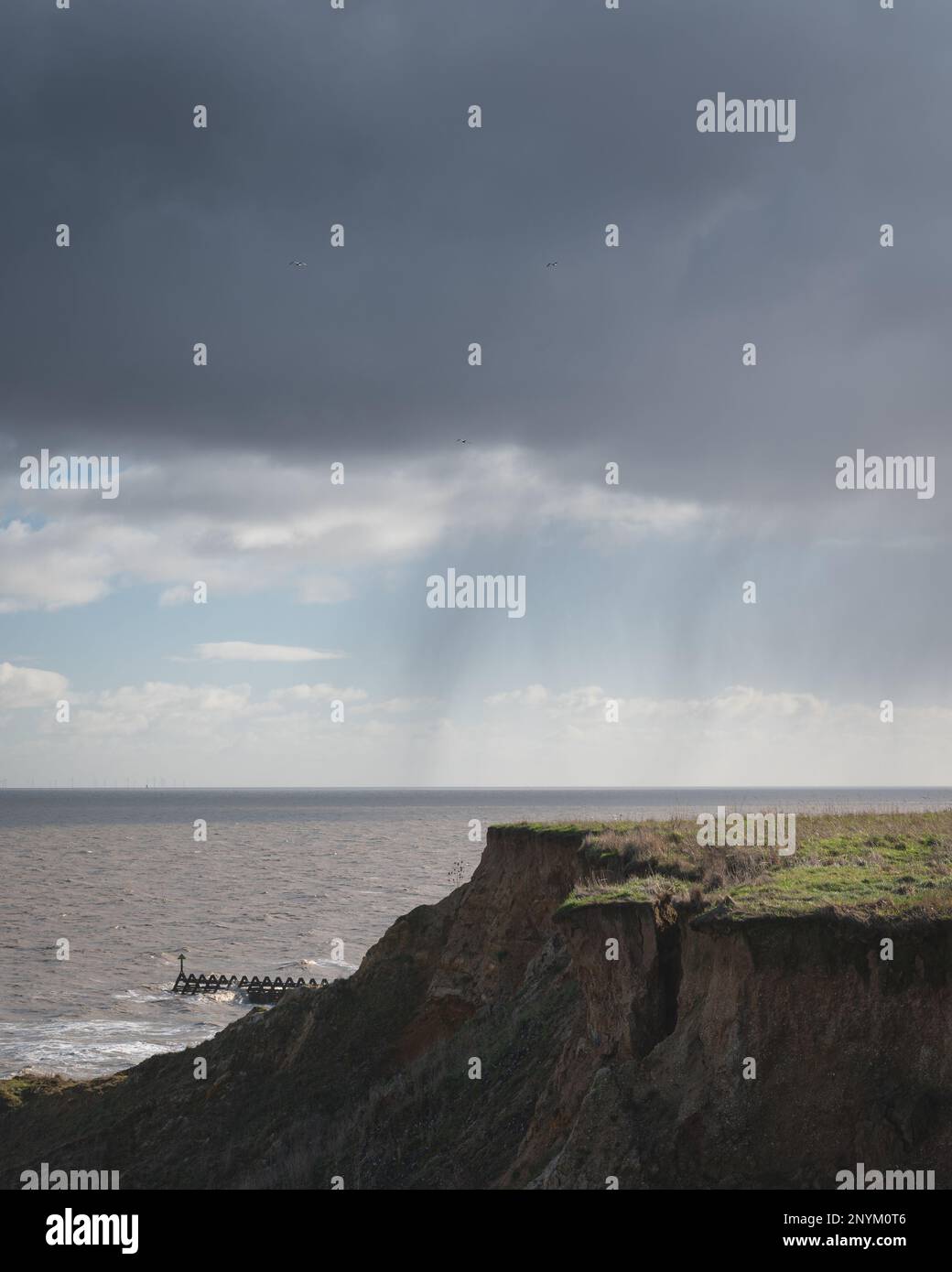 Viwes sur et d'une falaise à Walton sur la Naze dans l'Essex. Journée froide, venteuse, venteuse en février. Banque D'Images