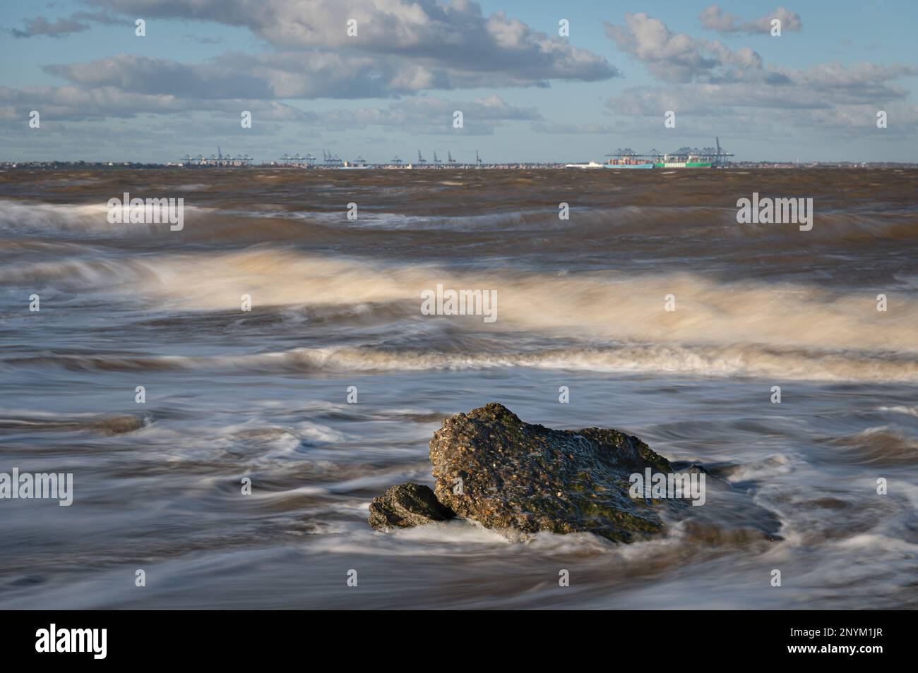 Walton sur la plage de Naze. Vue sur le port de Felixtowe. Grand rocher dans la mer. Grandes ondes d'exposition longue. Banque D'Images