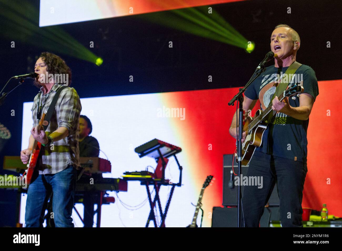 Roland Orzabal and Curt Smith of Tears for Fears performs at the 25th Annual KROQ Almost Acoustic Christmas on Dec. 14, 2014, in Inglewood, Calif. (Photo by Amy Harris/Invision/AP) Banque D'Images
