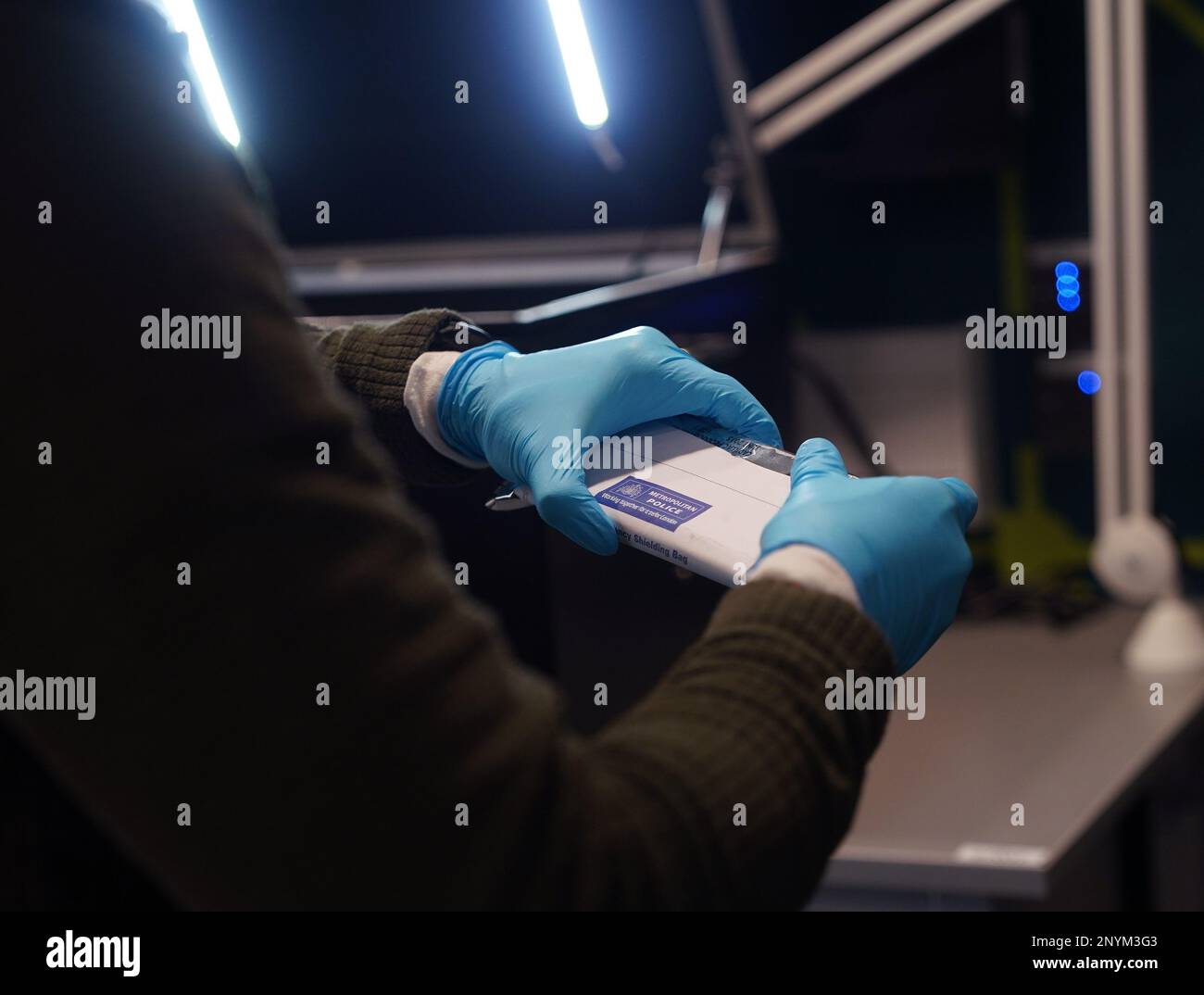 Un téléphone mobile est prêt à être examiné dans un boîtier d'analyse judiciaire, conçu spécifiquement pour les appareils d'investigation tels que téléphones cellulaires, tablettes, ordinateurs portables, Et des appareils électroniques de taille similaire tout en restant protégés des signaux RF - dans un laboratoire du Centre des opérations contre le terrorisme, à Londres, avant la publication du volume 3 de l'enquête Manchester Arena (MAI). Une occasion « majeure » manquée d'ici MI5 d'agir sur un élément clé de renseignement aurait pu empêcher l'attaque terroriste de Manchester Arena, a constaté l'enquête sur l'attentat. Date de la photo: Lundi 27 février 2023. Banque D'Images