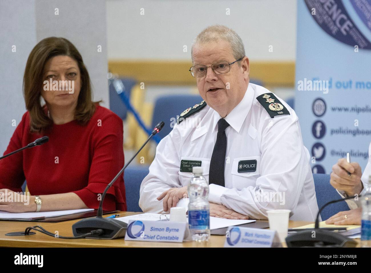 Chef de l'exploitation Pamela McCreedy and police Service of Northern Ireland (PSNI) Chef du bureau de police de l'Irlande du Nord Simon Byrne lors de la réunion du Conseil de police de l'Irlande du Nord à Clarendon Road à Belfast. Date de la photo: Jeudi 2 mars 2023. Banque D'Images