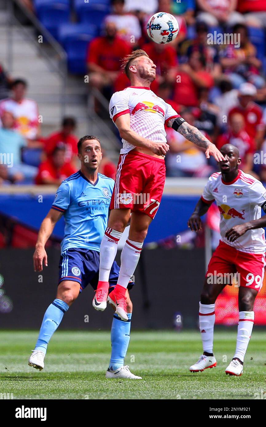 HARRISON, NJ - JUNE 24: New York Red Bulls midfielder Daniel Royer (77) during the Major League Soccer game between the New York Red Bulls and New York City FC on June 24, 2017, at Red Bull Arena in Harrison, NJ. (Photo by Rich Graessle/Icon Sportswire) (Icon Sportswire via AP Images) Banque D'Images