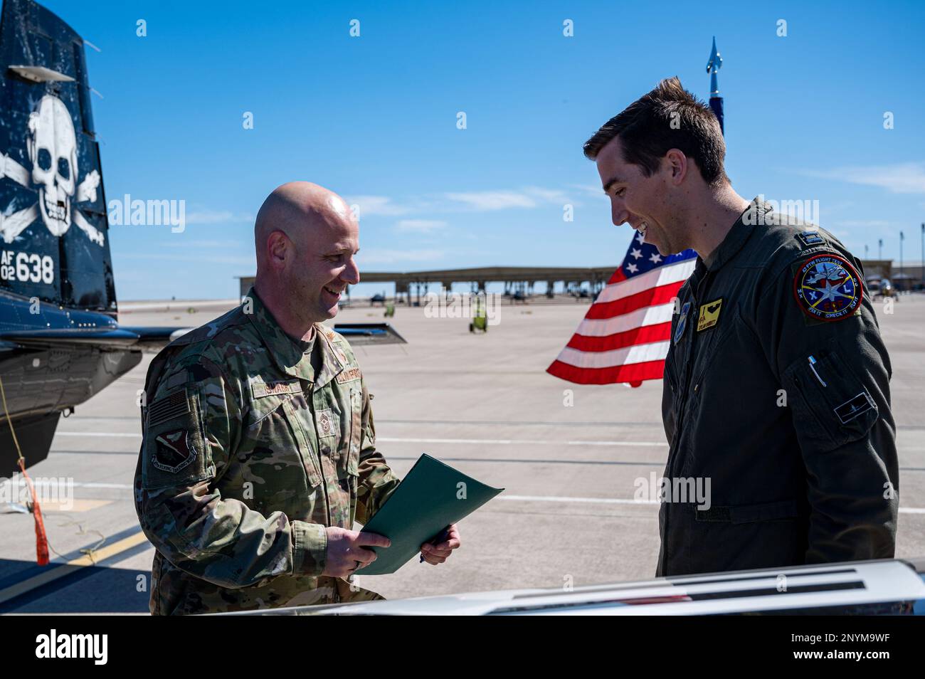 ÉTATS-UNIS Le capitaine de la Force aérienne Dylan Rabbit, officier exécutif de l'escadre d'entraînement au vol 47th (à droite), donne le serment d'enrôlement au Sgt. Principal David Snarr, chef de commandement de l'escadre d'entraînement au vol 47th (à gauche), alors qu'il subit son enrôlement final. « Le réenrôlement était une évidence », a déclaré Snarr. « Après 24 ans au sein de la Force aérienne, j’ai été béni avec beaucoup de missions et de missions de grande qualité. Je n'aurais pas pu choisir un meilleur moment ou un meilleur endroit pour le faire - ici à Laughlin avec Team XL. Quand il est venu de choisir l'officier pour présider mon engagement, c'était une décision facile de regarder l'instru de première affectation Banque D'Images