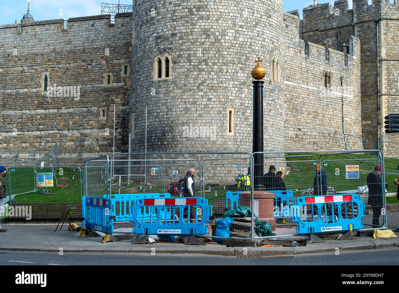 Windsor, Berkshire, Royaume-Uni. 2nd mars 2023. Une nouvelle fontaine d'eau potable est le processus de construction à l'extérieur du château de Windsor pour célébrer le Jubilé de platine de sa Majesté la Reine. Le Comité du Jubilé de platine de Windsor a recueilli la majorité des fonds pour la construction et l'entretien de celui-ci au cours des trois premières années. La fontaine a une orbe dorée sur le dessus. Crédit : Maureen McLean/Alay Live News Banque D'Images