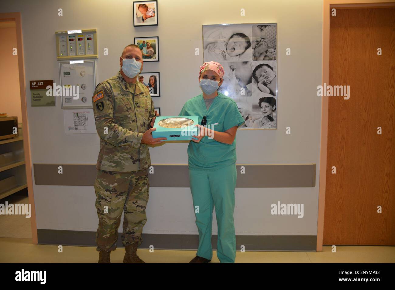 Félicitations à notre nouveau lauréat du « DAISY Award » (à droite), Capt Allison Crow, RN. Le prix DAISY récompense les infirmières qui prodiguent chaque jour des soins extraordinaires, coordonnés, compatissants et habiles. Le prix DAISY a été créé par la DAISY Foundation en 1999 par la famille de J. Patrick (Pat) Barnes, un patient qui a perdu la vie à cause de la maladie auto-immune ITP. La famille de Barnes voulait reconnaître les soins incroyables que les infirmières lui ont fournis avant sa mort et a créé le prix maintenant adopté par des organismes de santé dans le monde entier. Banque D'Images