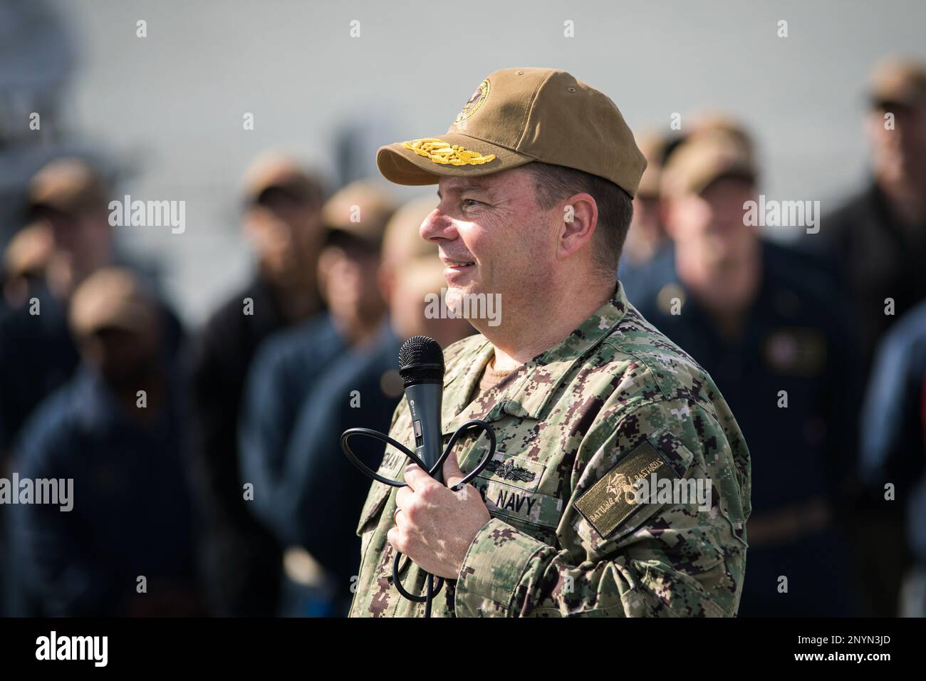 230222-N-TH560-0732 NORFOLK, Virginie (le 22 février 2023) – le chef du personnel naval, le vice-SMA Rick Cheeseman, parle aux marins lors d'un appel à mains libres à bord du destroyer à missiles guidés USS Stout (DDG 55), le 22 février 2023. Cheeseman et personnel, main-d'oeuvre et formation le chef principal de la flotte, Delbert Terrell Jr., ont visité des commandements sur le front de mer à la station navale de Norfolk pour discuter des services de carrière, de paye et de personnel. Banque D'Images