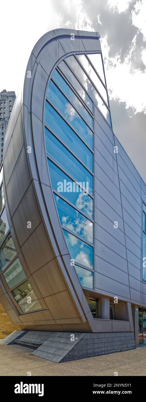 Pittsburgh Downtown: August Wilson Center for African American Culture, formé comme le dhow africain, est en grande partie verre pour inviter le public. Banque D'Images