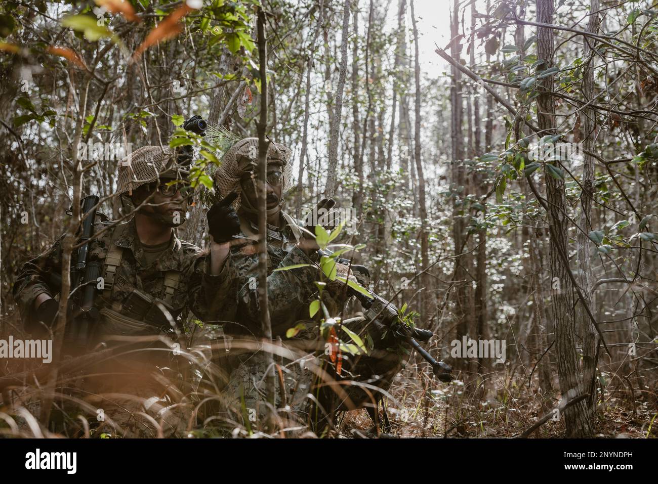 ÉTATS-UNIS Corps maritime Cpl. Joshua Wolleon, à gauche, un originaire de Bayonne (New Jersey), et un rifleman avec 2D Bataillon de reconnaissance en arme légère, 2D Division marine et Sgt. Favio Cuero, un Middletown (New York), natif, et un technicien en élimination des munitions explosives au Bataillon de logistique de combat 24, 2D Division marine, Discuter des plans de mission au cours d'un cours de scoutisme au Camp Lejeune, en Caroline du Nord, le 19 janvier 2023. Le but du cours de scout est d'améliorer la létalité et d'augmenter la compétence des armes à longue portée. Banque D'Images