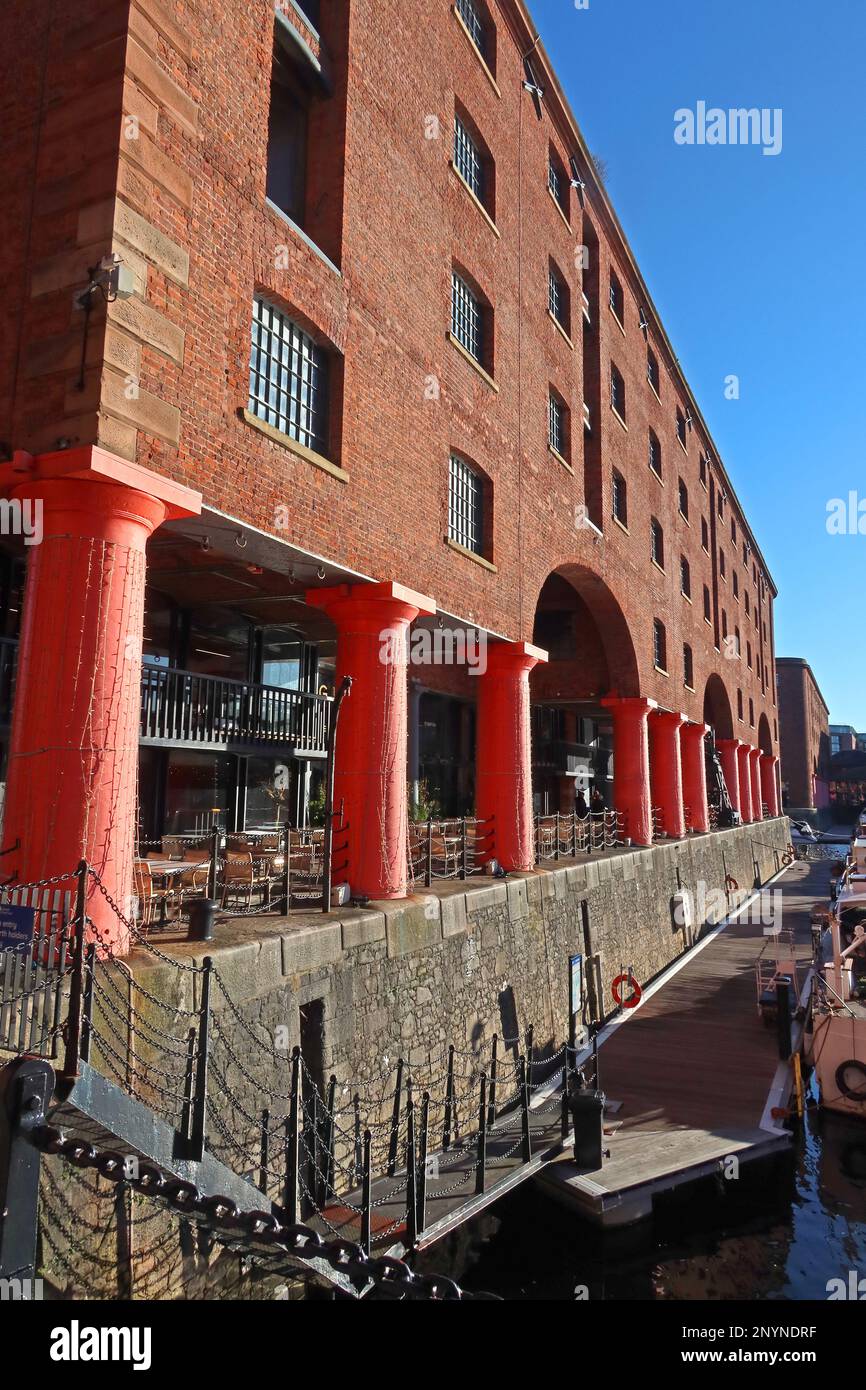 Colonnes et entrepôts du complexe Royal Albert Dock 1846 à Liverpool, Merseyside, Angleterre, Royaume-Uni, L3 4AF Banque D'Images