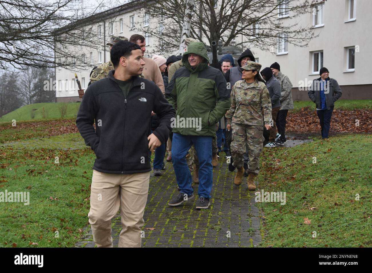 Personnel Sgt Elthon Rivot, HHC U.S. La brigade de l'armée de l'OTAN mène une promenade lors de l'observation de Martin Luther King Jr. De la brigade à Sembach, en Allemagne. Chaque année, le troisième lundi de janvier, les États-Unis observent l’anniversaire de King avec une journée nationale de service. Le thème de cette année était « Un jour de congé, pas un jour de congé ». Soldats et employés civils des États-Unis La Brigade de l'OTAN de l'armée a commémoré la vie de King le 12 janvier avec un événement qui a inclus une promenade d'un kilomètre et demi pour honorer la marche du 1963 mars sur Washington menée par King pour défendre les droits civils et économiques pour les Afro-Américains. Banque D'Images