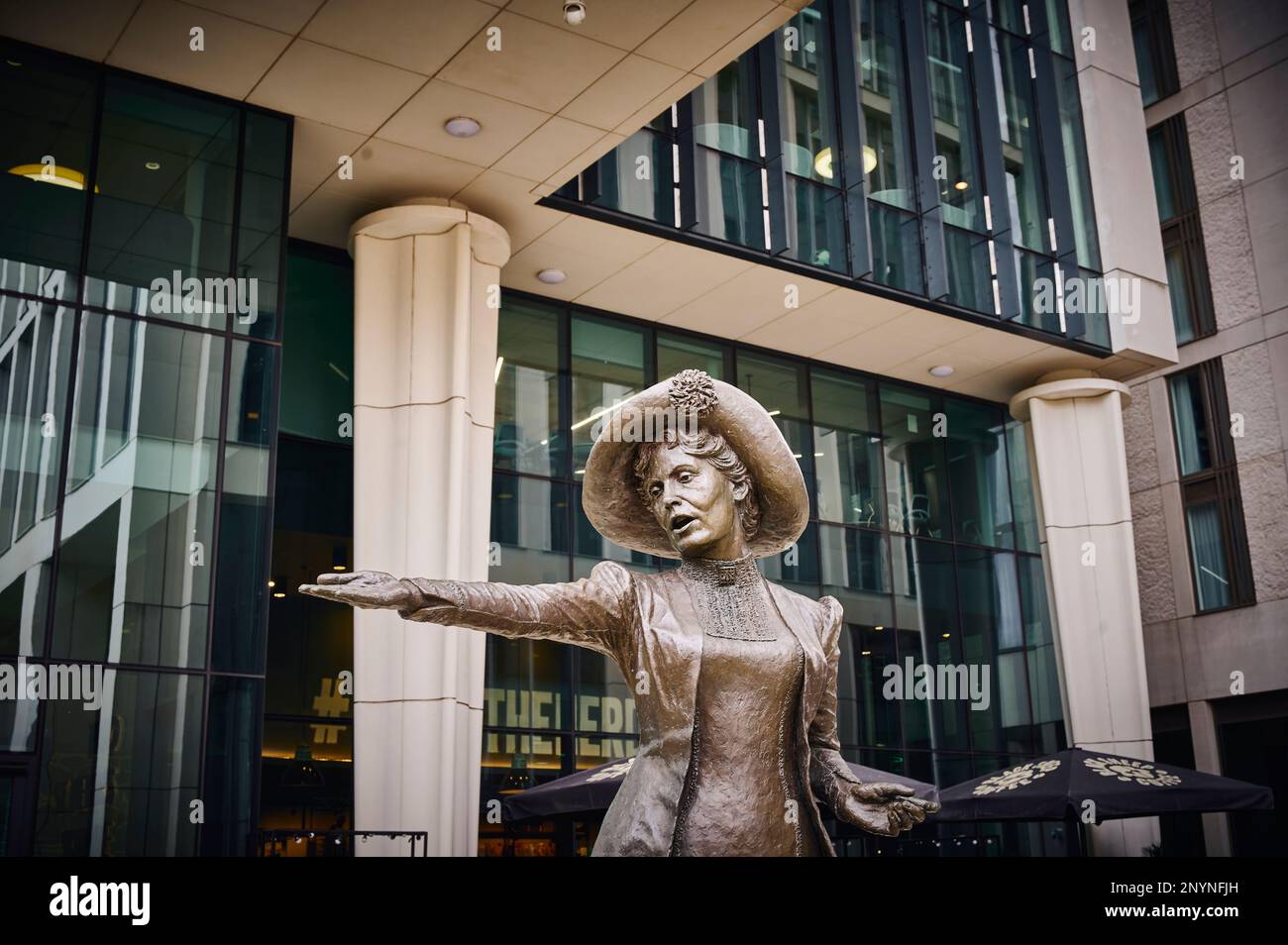 Statue de suffragette Emmeline Pankhurst sur la place Saint-Pierre, Manchester par Hazel Reeves(2018) Banque D'Images