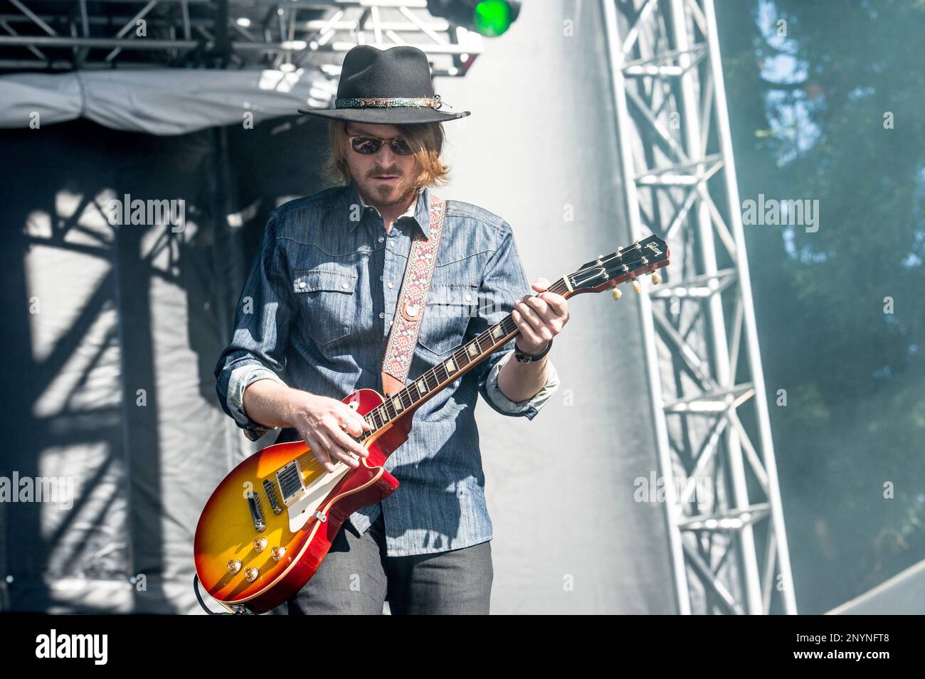 Nick Maybury of Scott Weiland & The Wildabouts performs during the BottleRock Napa Valley Music Festival at Napa Valley Expo on May 30, 2015, in Napa, Calif. (Photo by Amy Harris/Invision/AP) Banque D'Images