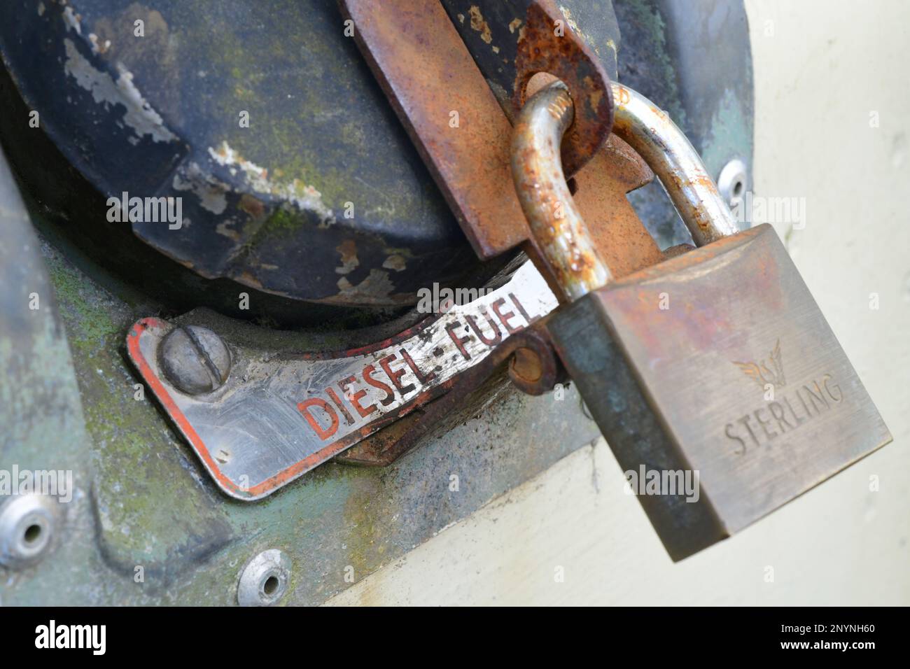 cadenas sur le bouchon de verrouillage du réservoir de carburant sur le véhicule à moteur diesel Banque D'Images