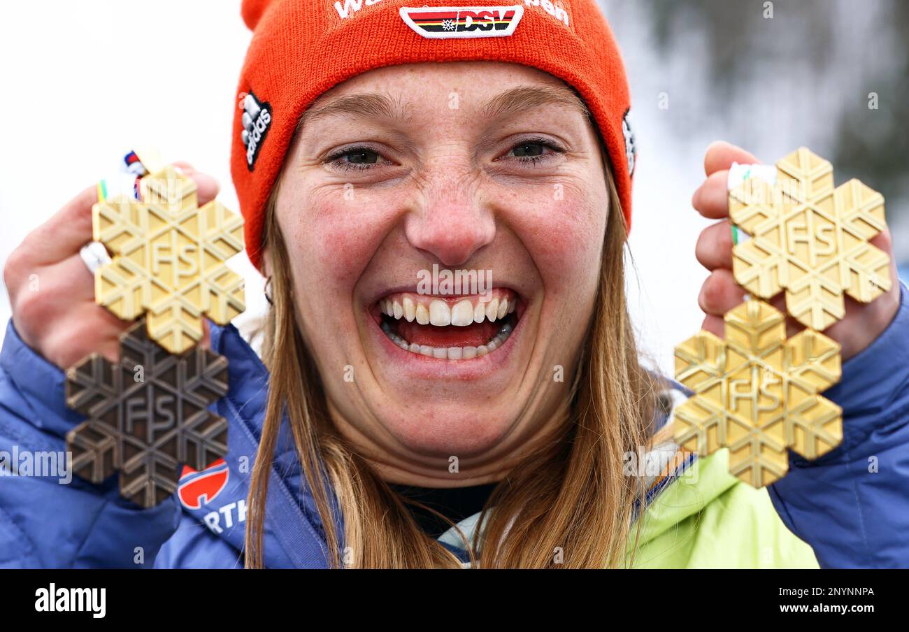 Planica, Slovénie. 02nd mars 2023. Ski nordique: Championnat du monde, saut à ski - femmes. XXX à partir de XXX en action. Katharina Althaus, de l'Allemagne, trois fois championne du monde de saut à ski de Planica, montre sa série de médailles composée de trois médailles d'or et d'une médaille de bronze. Credit: Daniel Karmann/dpa/Alay Live News Banque D'Images