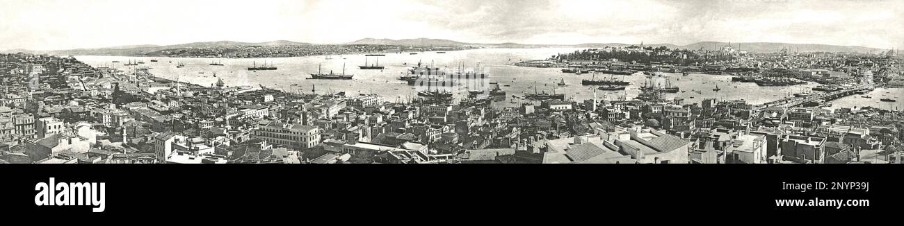 Une vue panoramique d'Istanbul (anciennement Constantinople), Marmara, Turquie c. 1900. La capitale du nord-ouest de la Turquie chevauche le détroit de Bosporus, entre l'Europe et l'Asie, le seul passage de la mer Noire à la Méditerranée, au confluent de la mer de Marmara, du Bosporus et de la Corne d'Or. De nombreuses mosquées et églises sont visibles. Il y a beaucoup d'activité maritime. Le pont de Galata (au centre) s'étend sur la Corne d'Or, ouvert en 1875 et est un ponton de construction en bois-fer. Cette vue est tirée d'une longue gravure/mezzotint imprimé à partir de photos jointes – une image vintage 19th/20th siècle. Banque D'Images