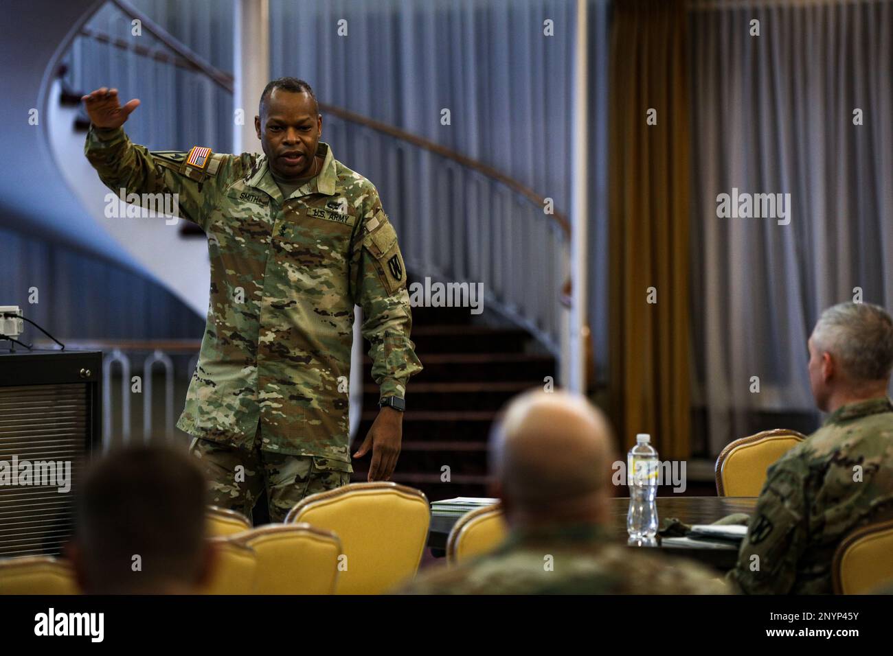 Le général de division James Smith, commandant général du 21st Theatre