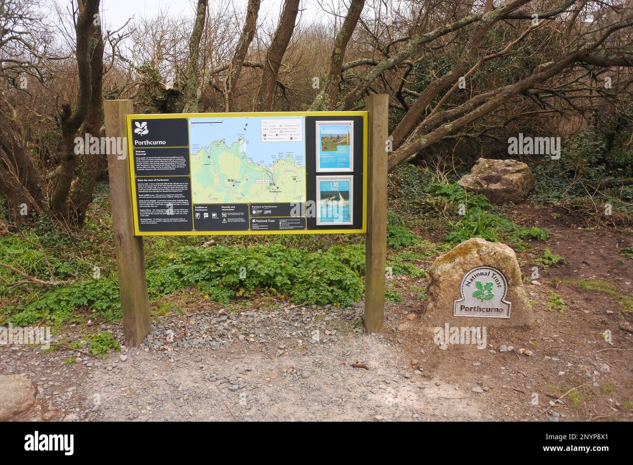 Panneau d'information de la National Trust au début du chemin vers la plage à Porthcurno, Cornwall, Royaume-Uni - John Gollop Banque D'Images