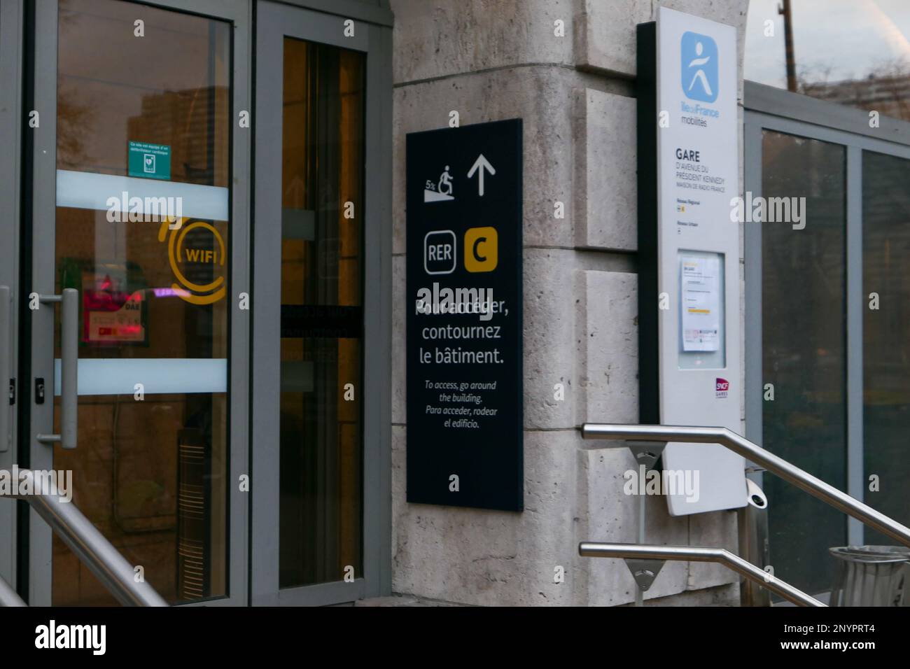 Paris, France. 19 février. 2023. Station de métro Avenue du Président Kennedy de la RATP et de la SNCF. Entrée à la gare RER C. Banque D'Images
