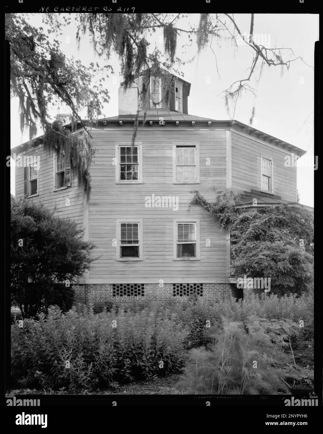 Cedar point, Swansboro, comté de Carteret, Caroline du Nord. Carnegie Etude de l'architecture du Sud. États-Unis, Caroline du Nord, Carteret County, Swansboro, cupolas, Bâtiments hexagonaux, bâtiments Plank, mousse espagnole. Banque D'Images