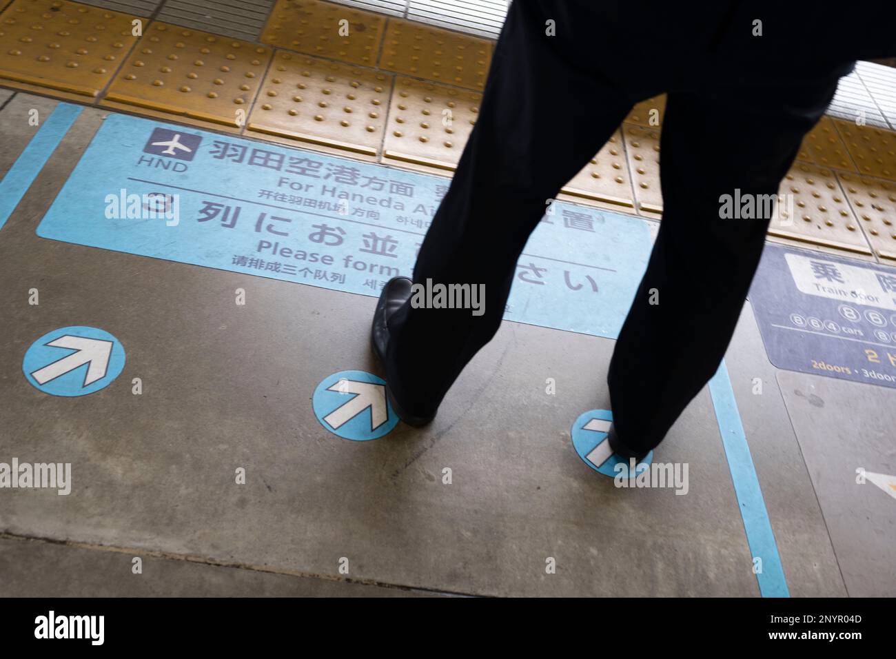 Tokyo, Japon. 2nd mars 2023. Un train de banlieue s'aligne sur les marquages au sol de la plate-forme pour monter à bord d'un train à destination de l'aéroport international Tokyo Haneda à la gare Keikyu Kamata. äº -æ€¥è'²ç”°é§… (KeikyÅ« Kamata eki) est une gare de Tokyo, au Japon. Il sert de point de transfert majeur pour les trains Keikyu, avec des destinations telles que l'aéroport Haneda, Yokohama, et Kawasaki avec service de passage sur la ligne de métro Toei Asakusa (Credit image: © Taidgh Barron/ZUMA Press Wire) USAGE ÉDITORIAL SEULEMENT! Non destiné À un usage commercial ! Banque D'Images