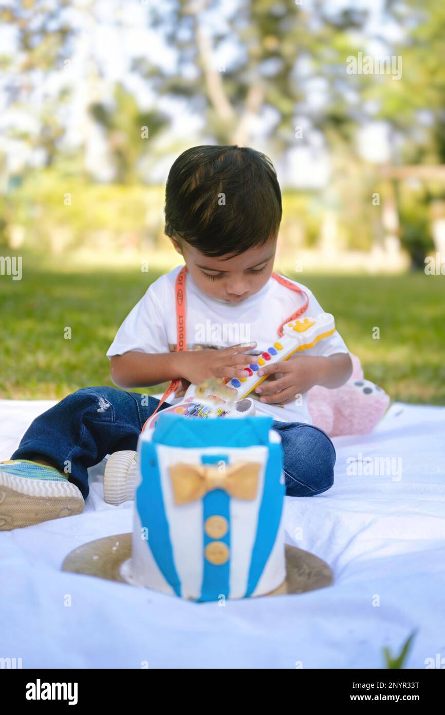 Un enfant appréciant son anniversaire à l'extérieur, Guwahati Banque D'Images