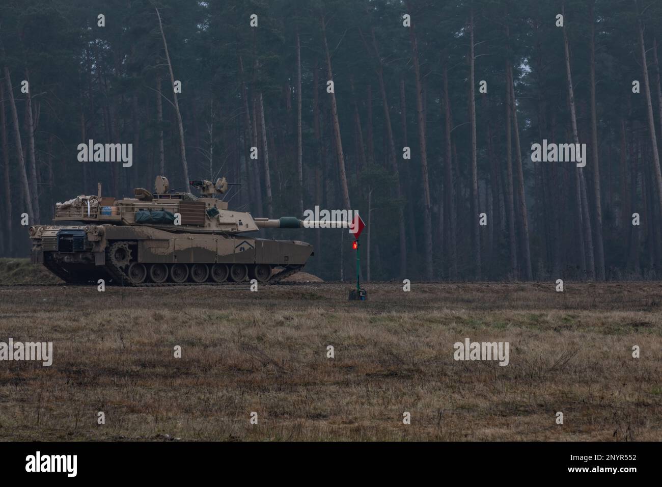 ÉTATS-UNIS Les soldats affectés au 1st Bataillon, 9th Cavalry Regiment, 2nd Armored Brigade combat Team, 1st Cavalry Division, utilisent un char M1A2 Abrams pour tirer sur des cibles simulées lors d'un exercice de tir à Bemowo Piskie, Pologne, le 16 février 2023. Le 4 ID et leurs unités de soutien travaillent fièrement aux côtés des alliés de l’OTAN et des partenaires de sécurité régionaux pour fournir des forces crédibles au combat au V corps, le corps déployé en Europe par l’Amérique. Banque D'Images
