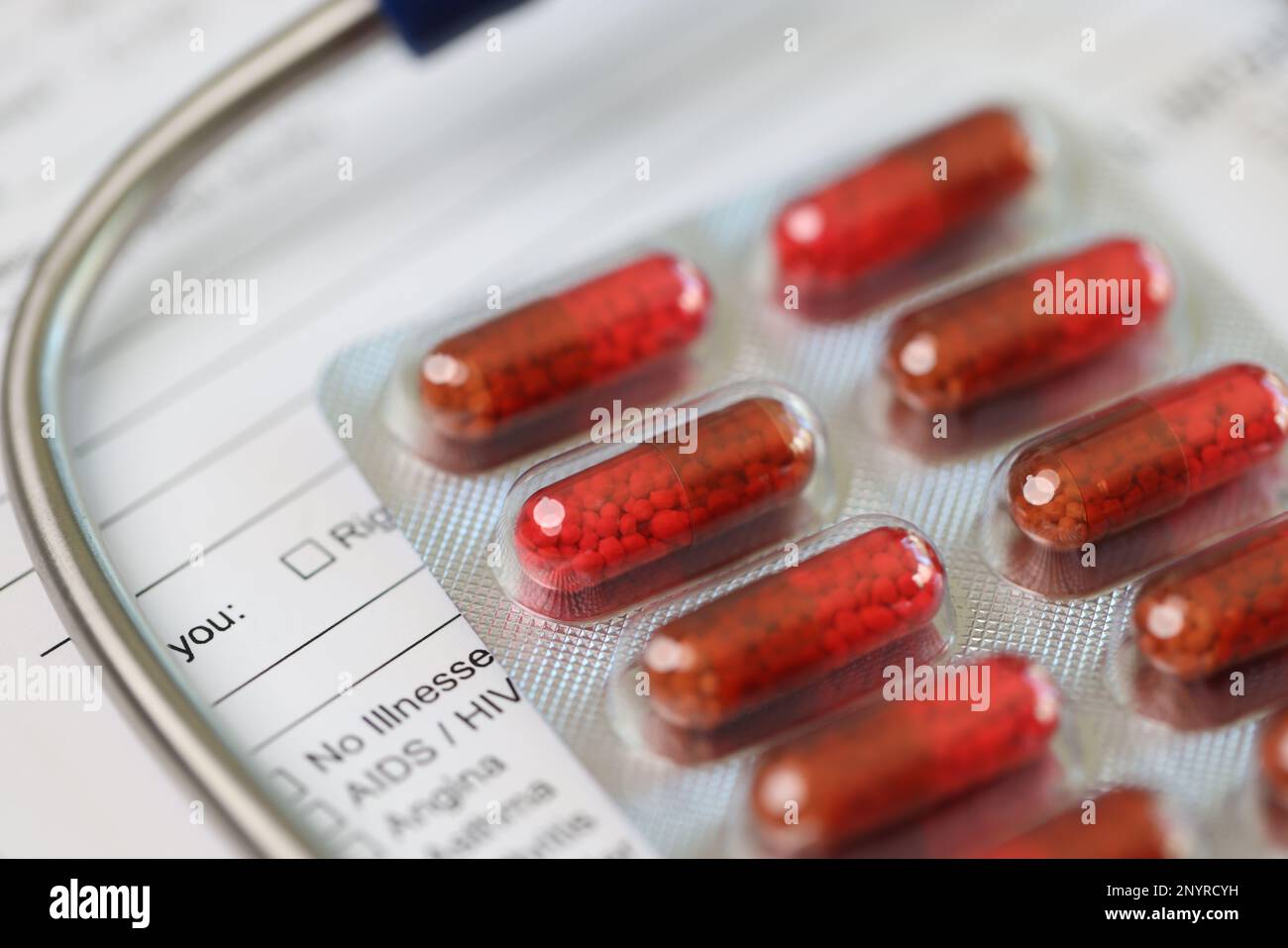 Feuille vierge de patients forme médicale avec stéthoscope et pilules Banque D'Images