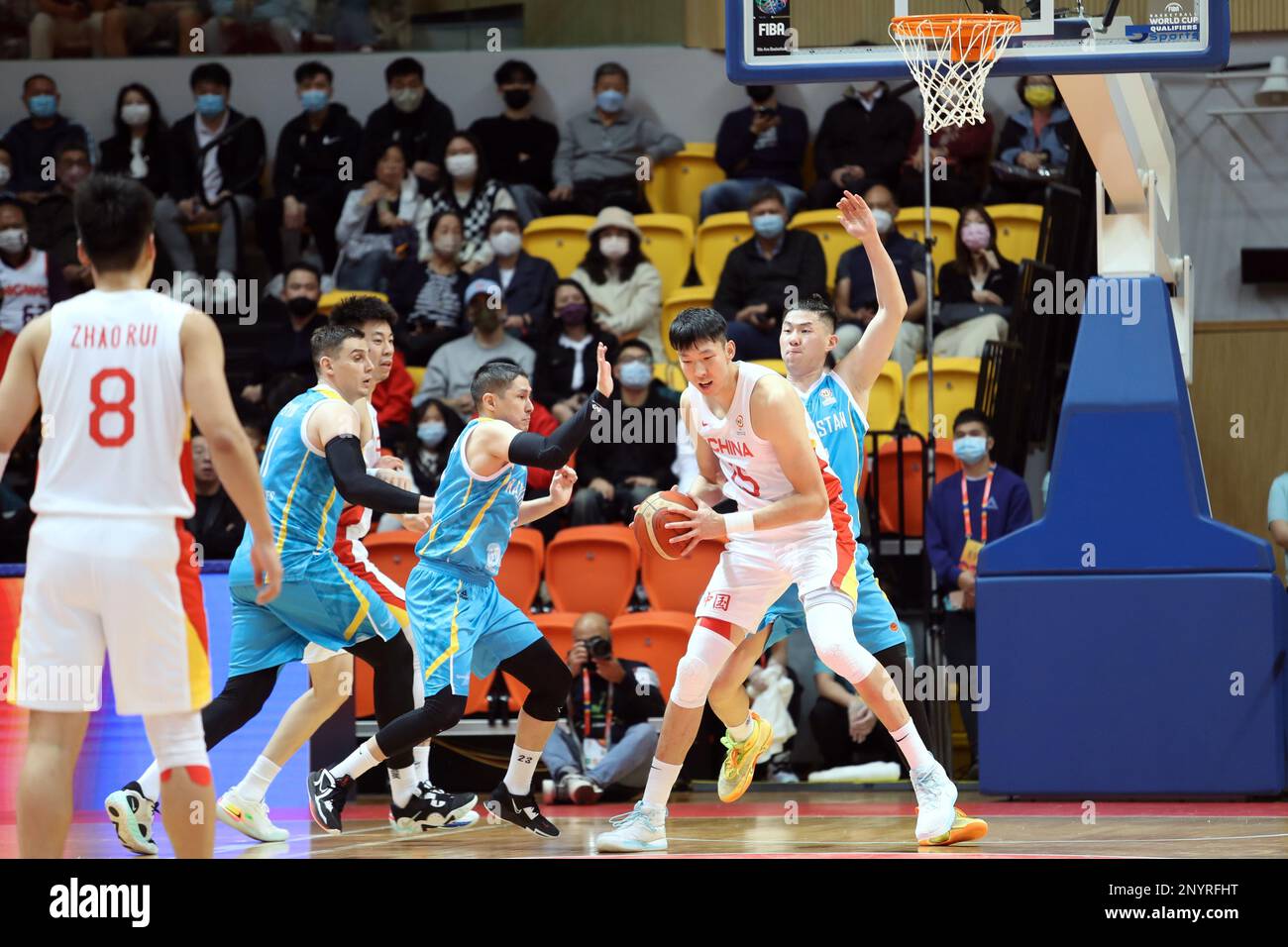 La coupe du monde de basket-ball 2023 de la FIBA qualificatifs asiatiques : le Zhou Qi de Chine (deuxième à partir de droite) en action. La Chine bat le Kazakhstan 71-59 en face d'une foule en rupture de file au Tsuen WAN Sports Center. 23FEB23 SCMP / Mike Chan Banque D'Images