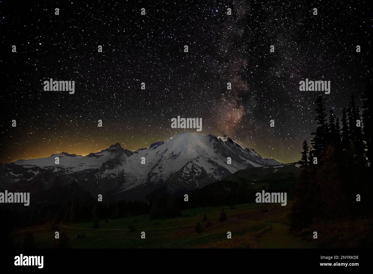 WA24004-00....WASHINGTON - ciel nocturne sur le Mont Rainier depuis les prés de la région de Sunrise dans le parc national du Mont Rainier. Banque D'Images