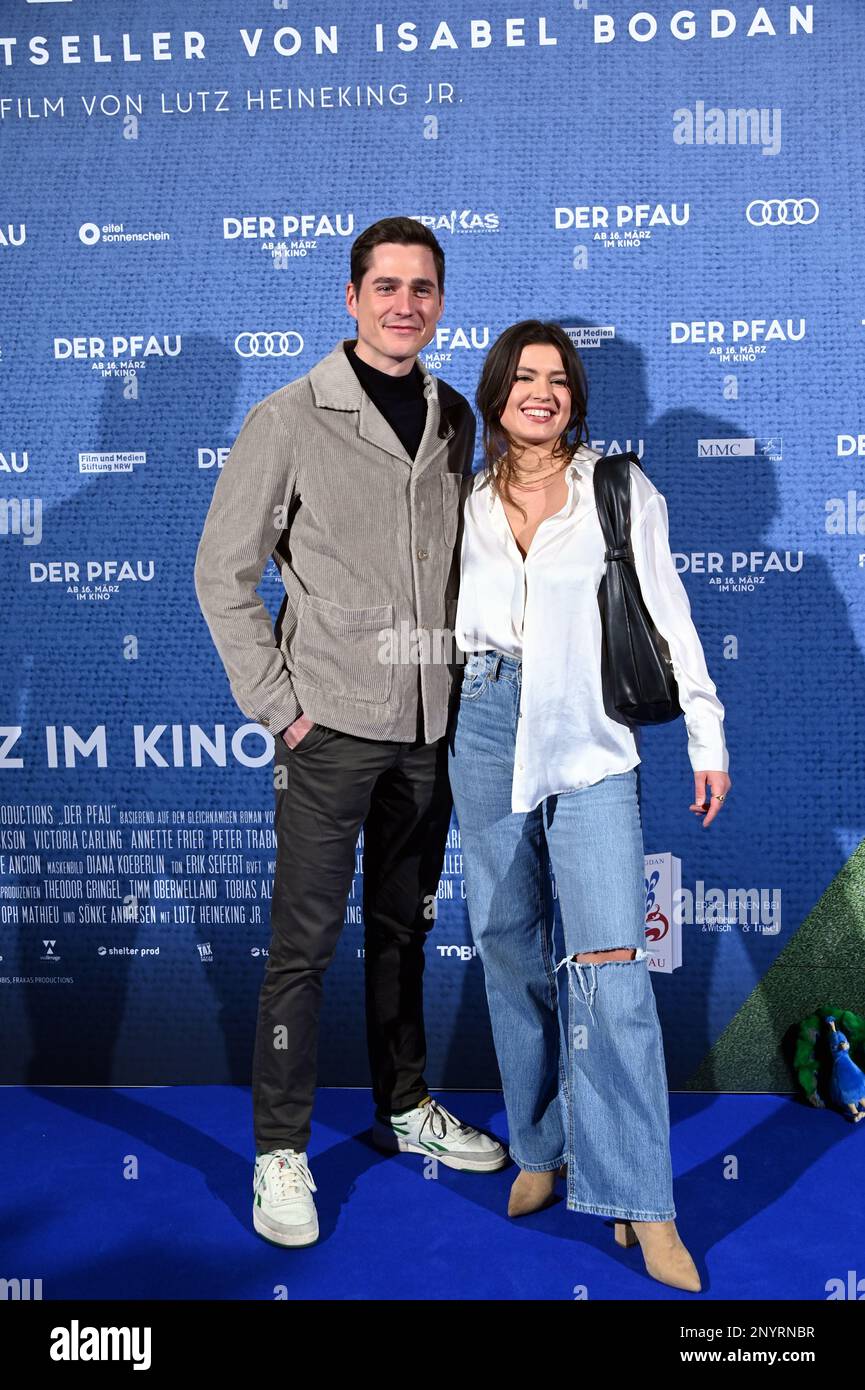 Cologne, Allemagne. 01st mars 2023. Les acteurs Timothy Boldt et Sharon Berlinghoff arrivent à la première du film 'The Peacock', une pièce de théâtre basée sur le roman du même nom de I. Bogdan, qui sera sorti dans les théâtres de 16 mars 2023. Credit: Horst Galuschka/dpa/Alay Live News Banque D'Images