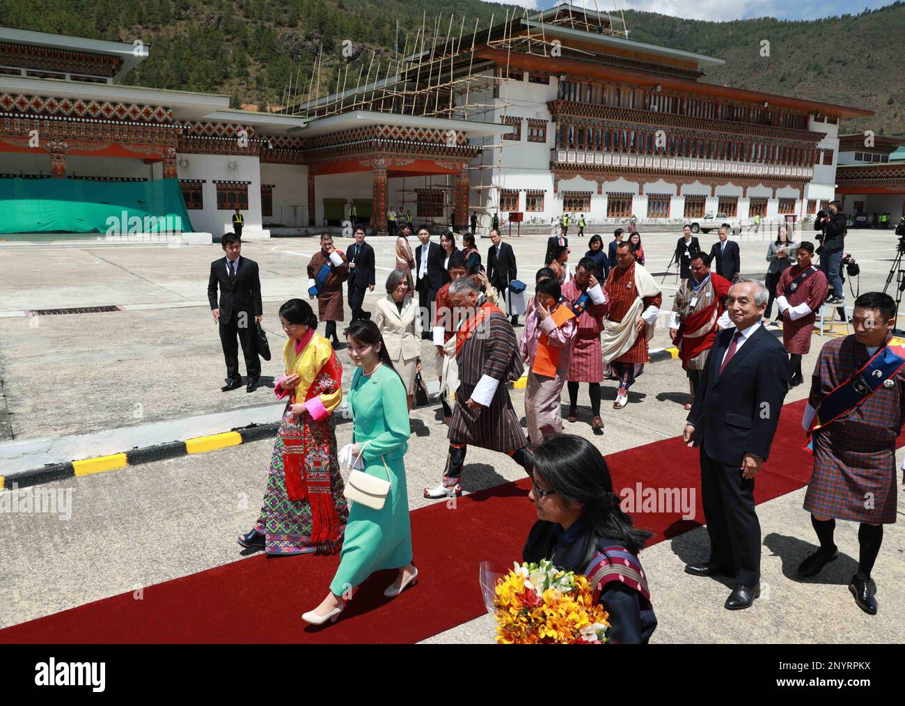 Japan’s Princess Mako (Front,Center L), granddaughter of Emperor Akihito arrives at Paro Airport in Bhutan as an official overseas visit to attend flower exhibition June 1, 2017.Princess Euphelma (L) welcomes her. 25-year-old Princess Mako, daughter of Prince Akishino, and Princess Kiko, will meet King Jigme Khesar Namgyel Wangchuck during a nine-day stay. Princess Mako announced her engagement to Kei Komuro earlier in this month.( The Yomiuri Shimbun via AP Images ) Banque D'Images