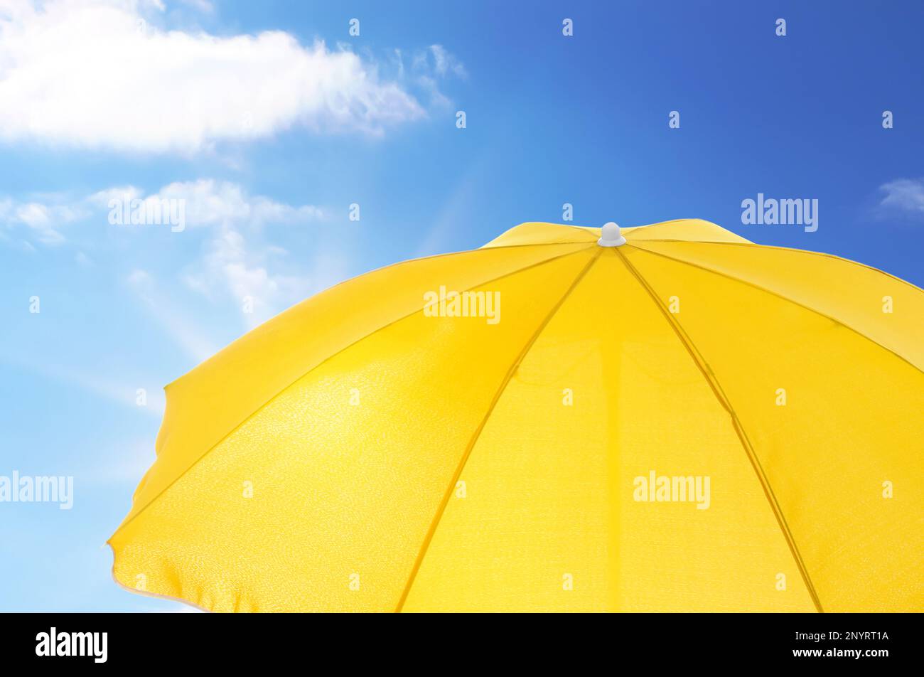 Ouvrez un grand parasol jaune et un magnifique ciel bleu avec des nuages  blancs sur l'arrière-plan Photo Stock - Alamy