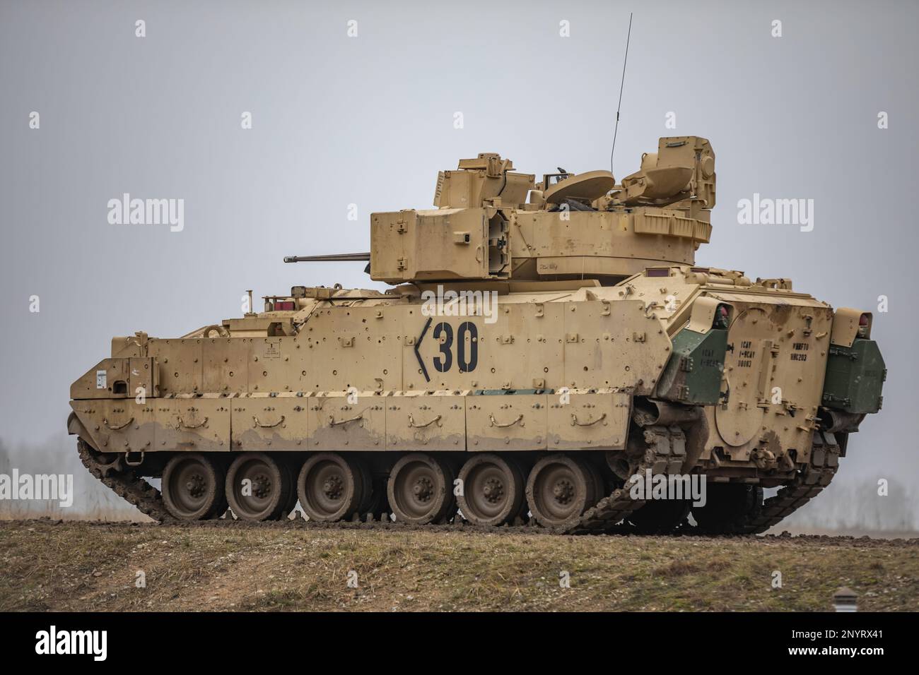 ÉTATS-UNIS Soldats affectés à la Compagnie Carnivore, 1st Bataillon, 9th Cavalry Regiment, 2nd Armored Brigade combat Team, 1st Cavalry Division, positionner un véhicule de combat M3 Bradley lors d'un exercice d'incendie à Bemowo Piskie, Pologne, 16 février 2023. Le 4 ID et leurs unités de soutien travaillent fièrement aux côtés des alliés de l’OTAN et des partenaires de sécurité régionaux pour fournir des forces crédibles au combat au V corps, le corps déployé en Europe par l’Amérique. Banque D'Images