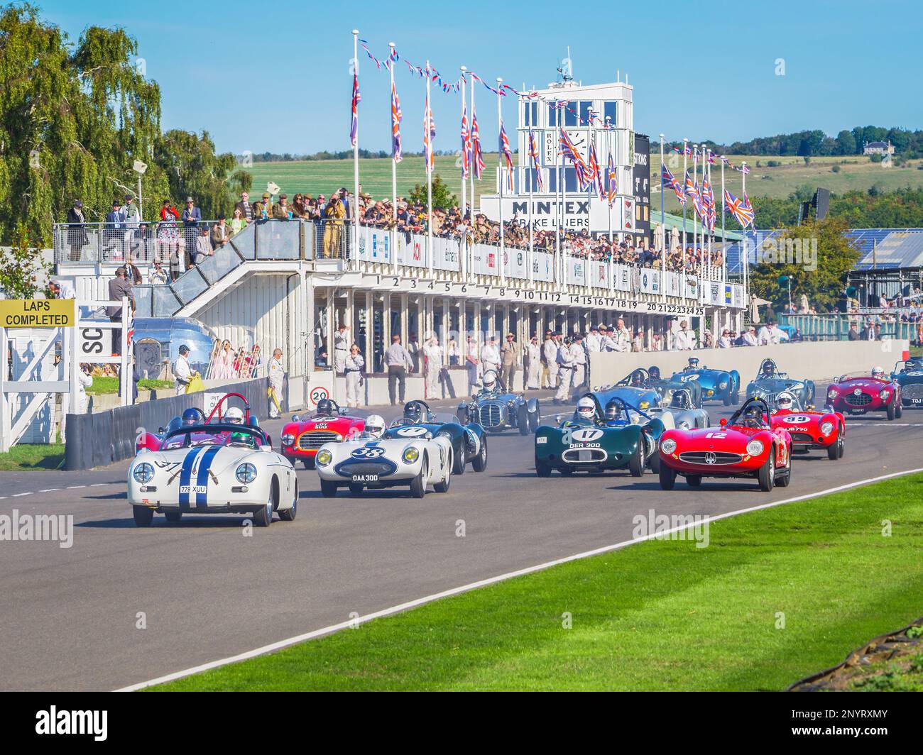 Début de la course de voiture classique de la coupe Madgwick au Goodwood Revival 2022, West Sussex, royaume-uni Banque D'Images