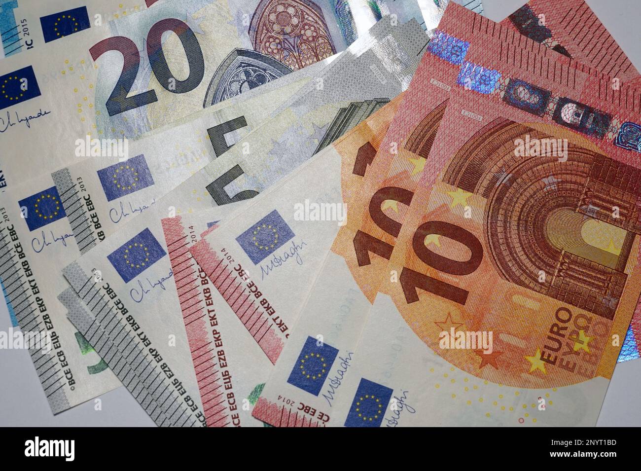 Billets modernes colorés avec hologramme et fabriqués en polymère au lieu de papier pour empêcher la contrefaçon Banque D'Images