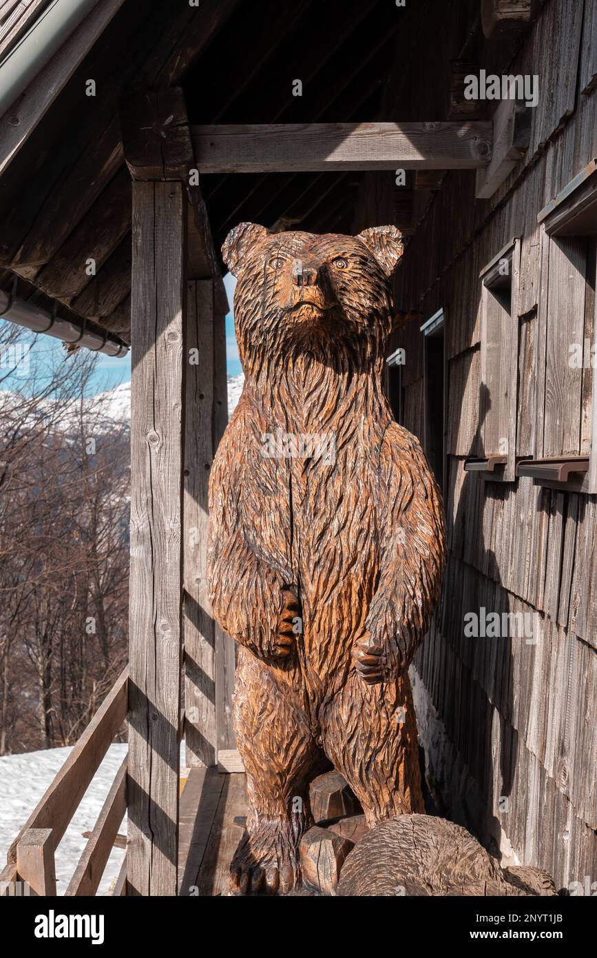 Vogel, Slovénie - 20 février 2023: Sculpture en bois d'ours brun faite avec la technique de sculpture à la tronçonneuse Banque D'Images