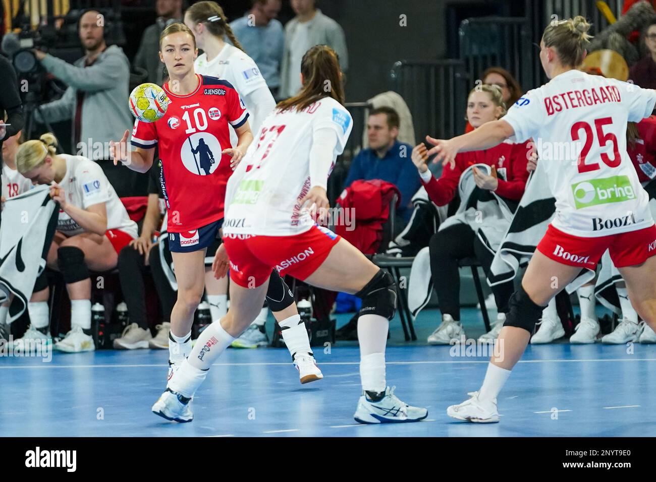 EINDHOVEN, PAYS-BAS - MARS 2 : Stine Oftedal de Norvège, Louise Vinter Burgaard du Danemark pendant le match des femmes de la Ligue d'or entre la Norvège et le Danemark au Sportum intérieur Eindhoven sur 2 mars 2023 à Eindhoven, pays-Bas (photo de Henk Seppen/Orange Pictures) Banque D'Images