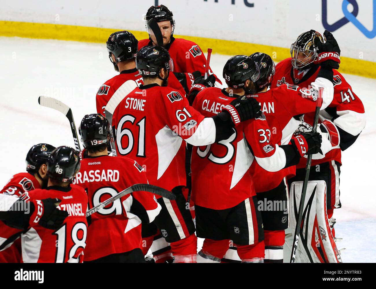 The Ottawa Senators celebrate their victory over the Pittsburgh Penguins in game six of the Eastern Conference final in the NHL Stanley Cup hockey playoffs in Ottawa on Tuesday, May 23, 2017. (Fred Chartrand/The Canadian Press via AP) Banque D'Images