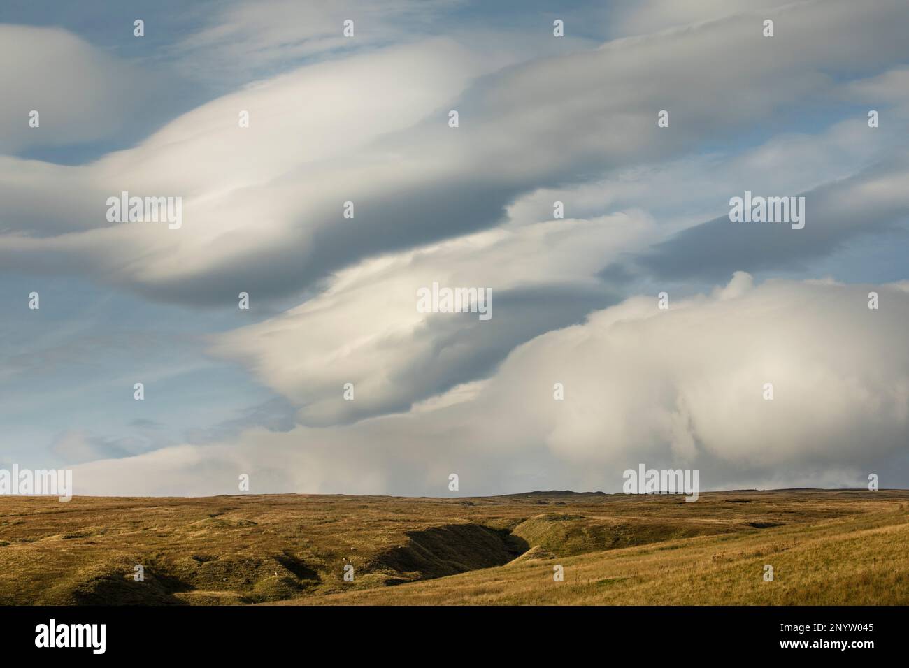 Ciel spectaculaire avec formation de nuages lenticulaires au-dessus de Yad Moss, Upper Teesdale, County Durham Banque D'Images