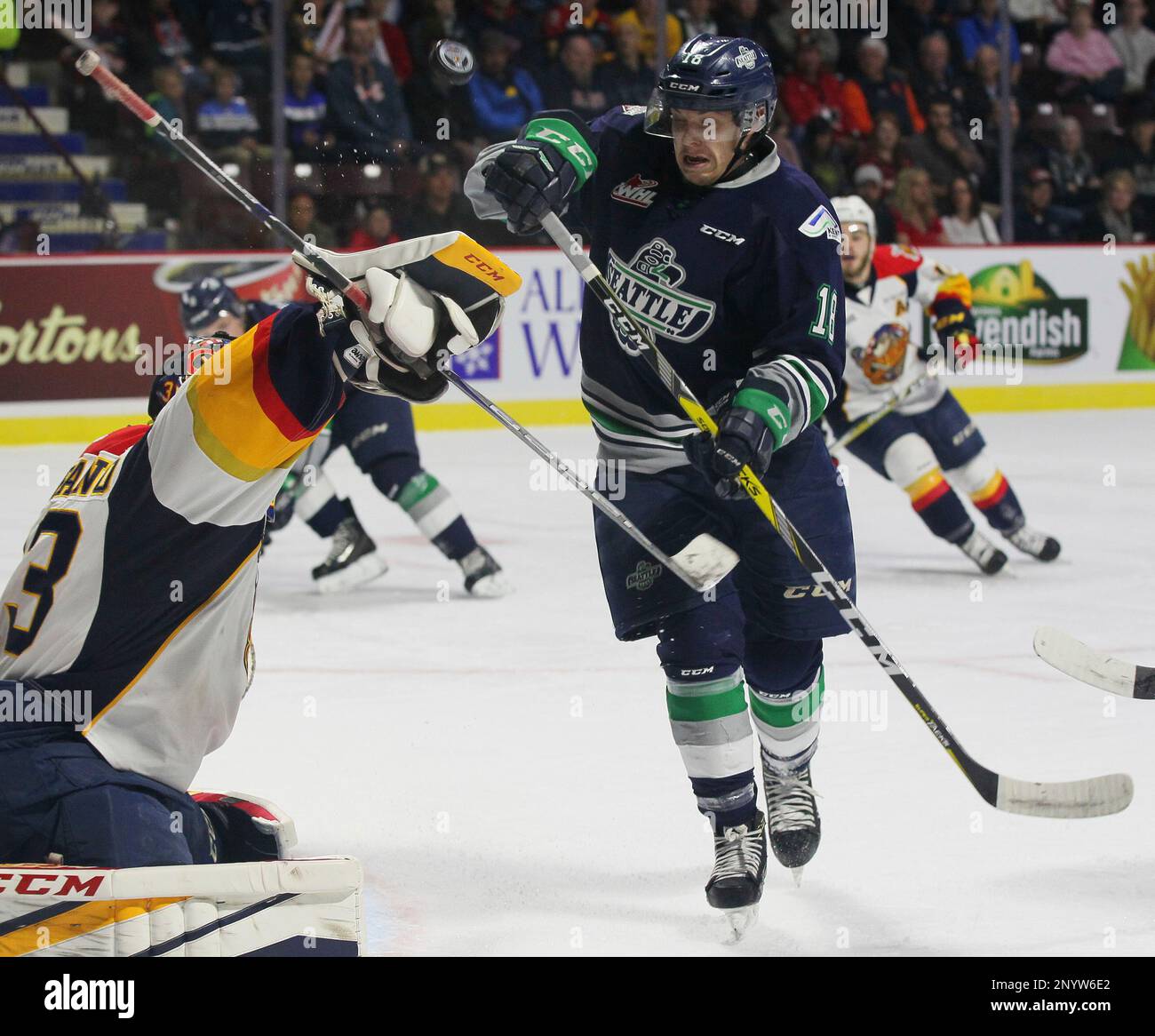 Erie Otters goalie Troy Timpano deflects the puck as Seattle Thunderbirds' Sami Moilanen skates in during the first period of a Memorial Cup round robin hockey game in Windsor, Ontario, Saturday, May 20, 2017. (Dave Chidley/The Canadian Press via AP) Banque D'Images