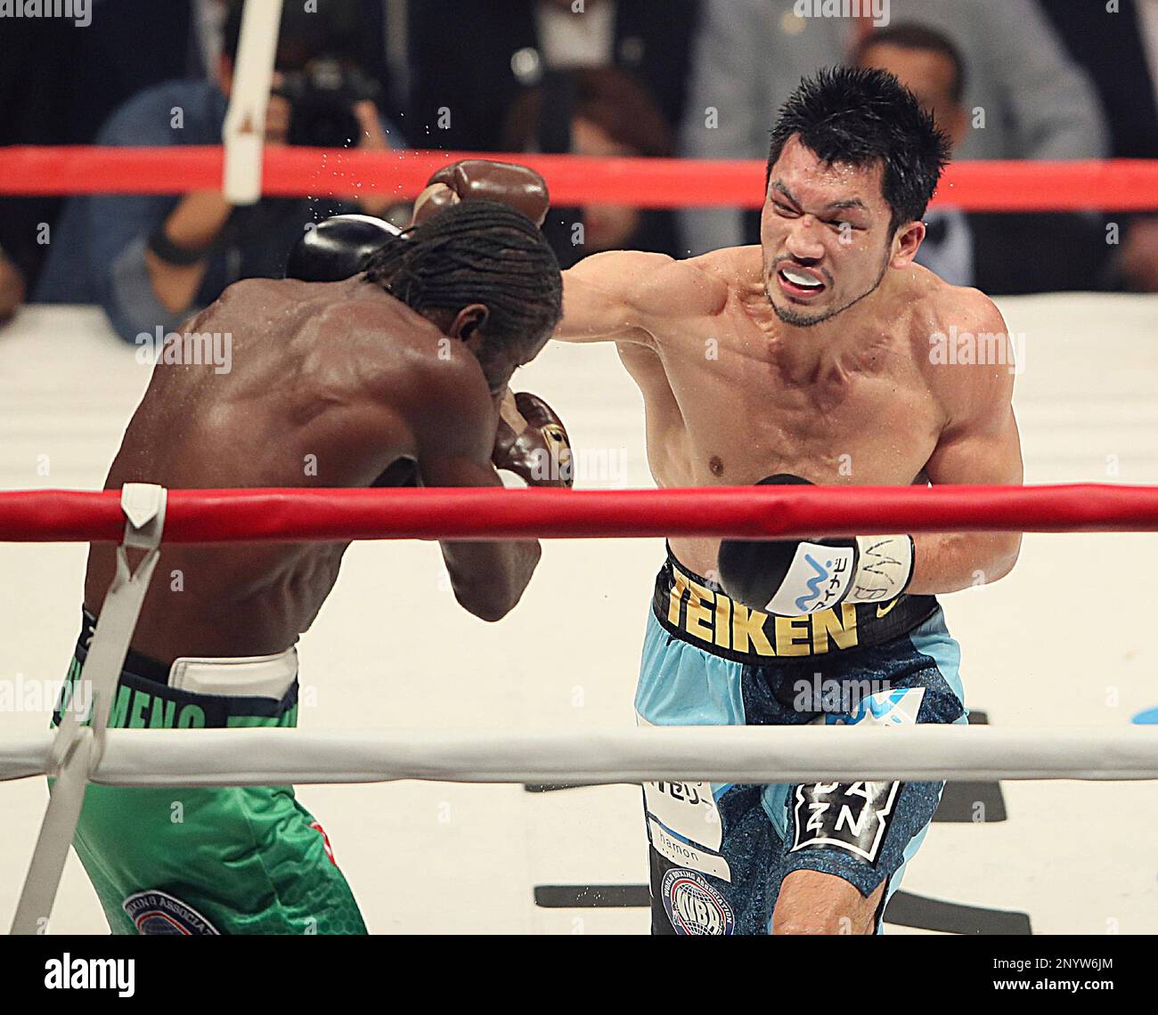 Japanese Ryota Murata (R) lands a punch against French Hassan N'Dam during the 12th round of the WBA middleweight title match at Ariake Colosseum in Koto Ward, Tokyo on May 20, 2017. The 2012 London Olympic gold medalist Murata was defeated for the first time in 13 career match by the 33-year- old French fighter with a surprising split decision. ( The Yomiuri Shimbun via AP Images ) Banque D'Images
