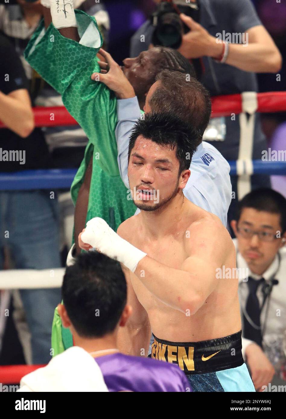 Japanese Ryota Murata (front) shows a upset look after losing the match of the WBA middleweight title against French Hassan N'Dam at Ariake Colosseum in Koto Ward, Tokyo on May 20, 2017. The 2012 London Olympic gold medalist Murata was defeated for the first time in 13 career match by the 33-year- old French fighter with a surprising split decision. ( The Yomiuri Shimbun via AP Images ) Banque D'Images