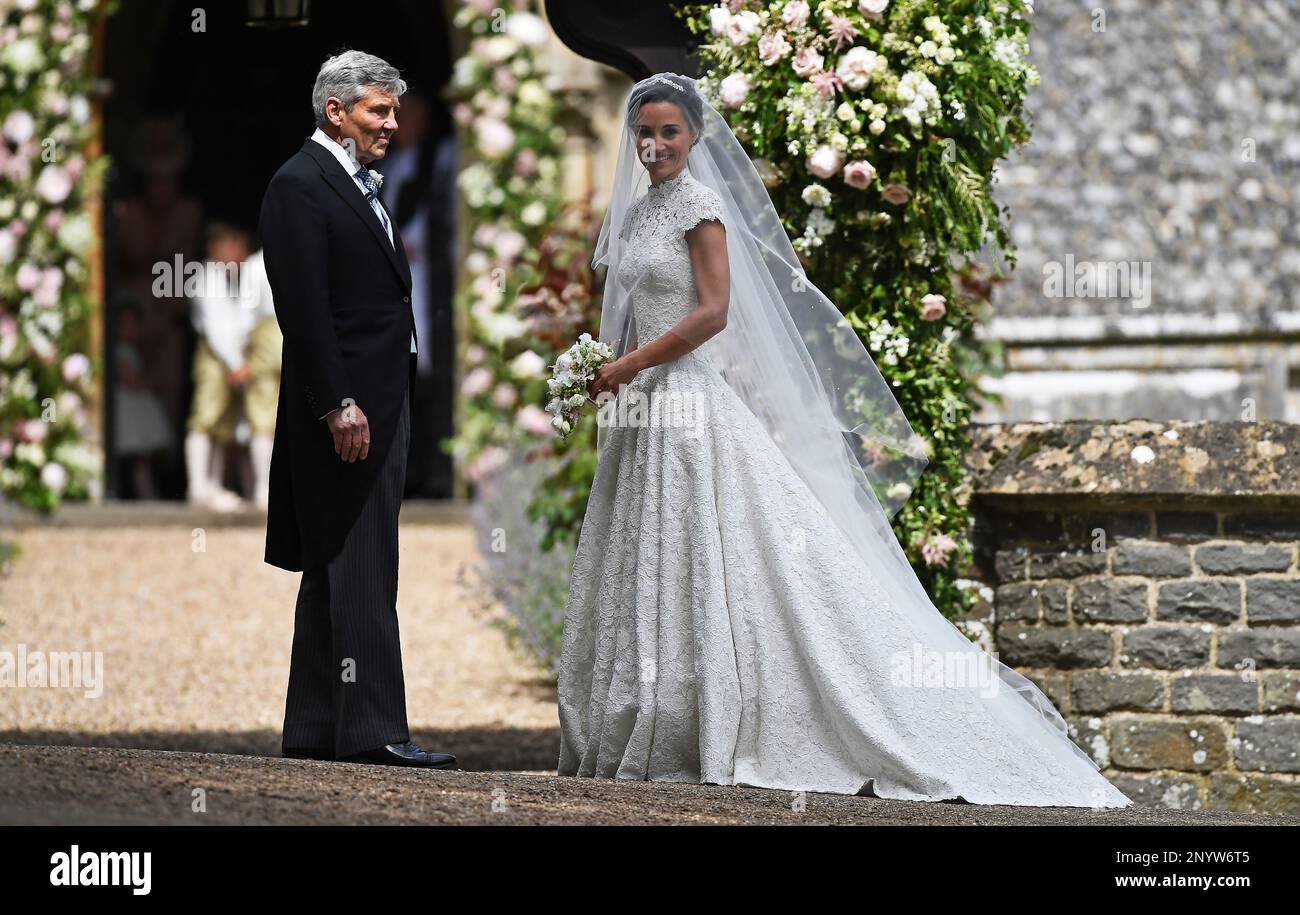 Michael Middleton, left, stands with his daughter Pippa, as they arrive for her wedding to James Matthews, at St Mark’s Church in Englefield, England, Saturday, May 20, 2017. Middleton, the younger sister of Kate, Duchess of Cambridge is to marry hedge fund manager James Matthews in a ceremony Saturday where her niece and nephew Prince George and Princess Charlotte are in the wedding party, along with sister Kate and princes Harry and William. (Justin Tallis/Pool Photo via AP) Banque D'Images