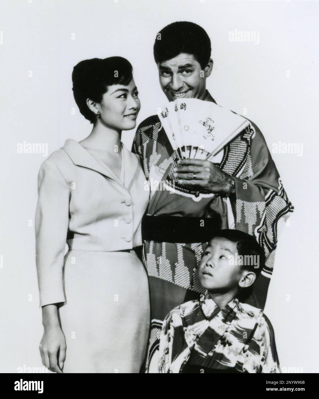 L'acteur américain Jerry Lewis et l'actrice canadienne Nobu McCarthy et l'acteur enfant Robert Hirano dans le film The Geisha Boy, USA 1958 Banque D'Images