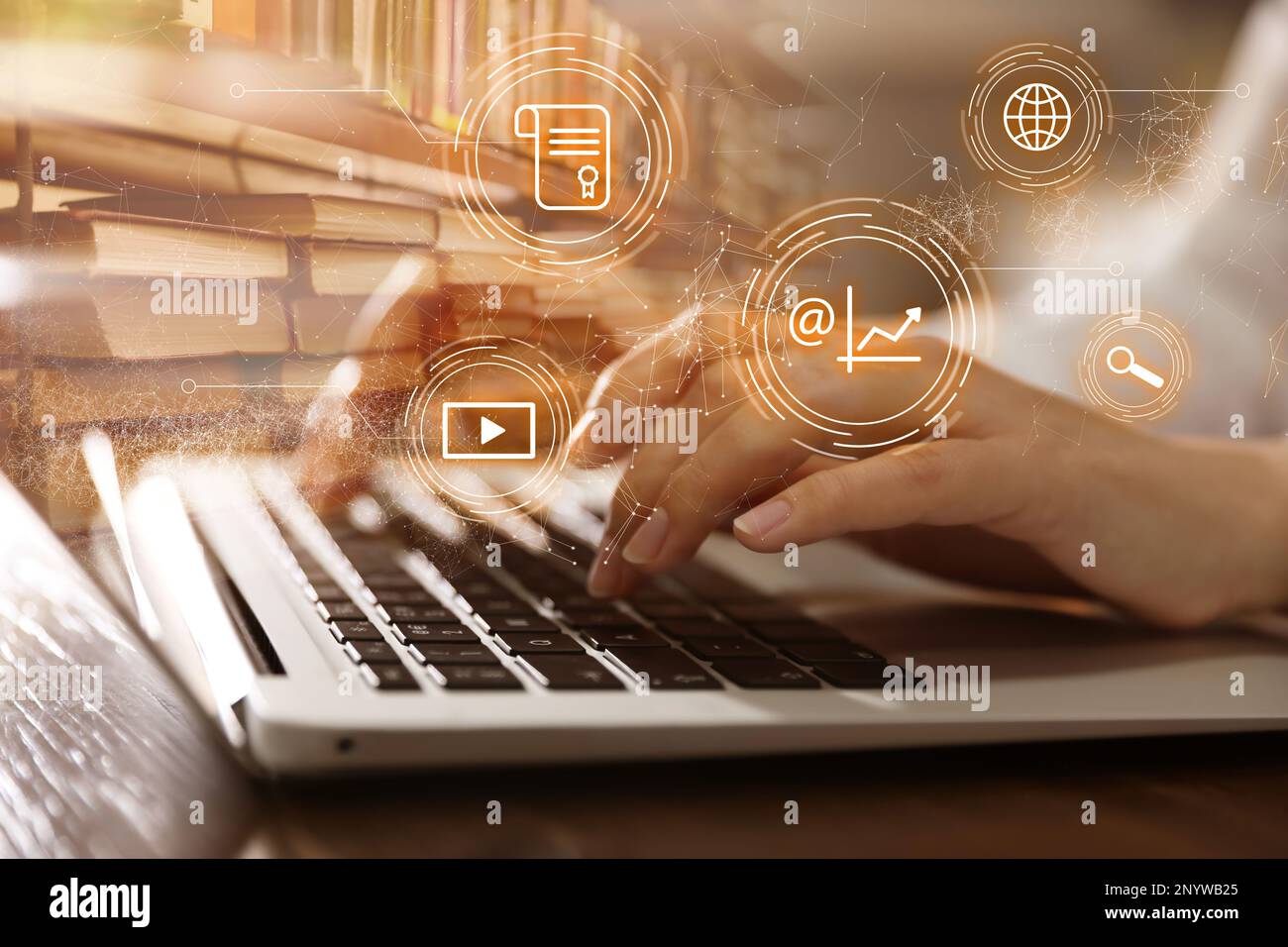 Étudiant utilisant l'ordinateur portable dans la bibliothèque et illustration d'icônes virtuelles. Technologie éducative Banque D'Images