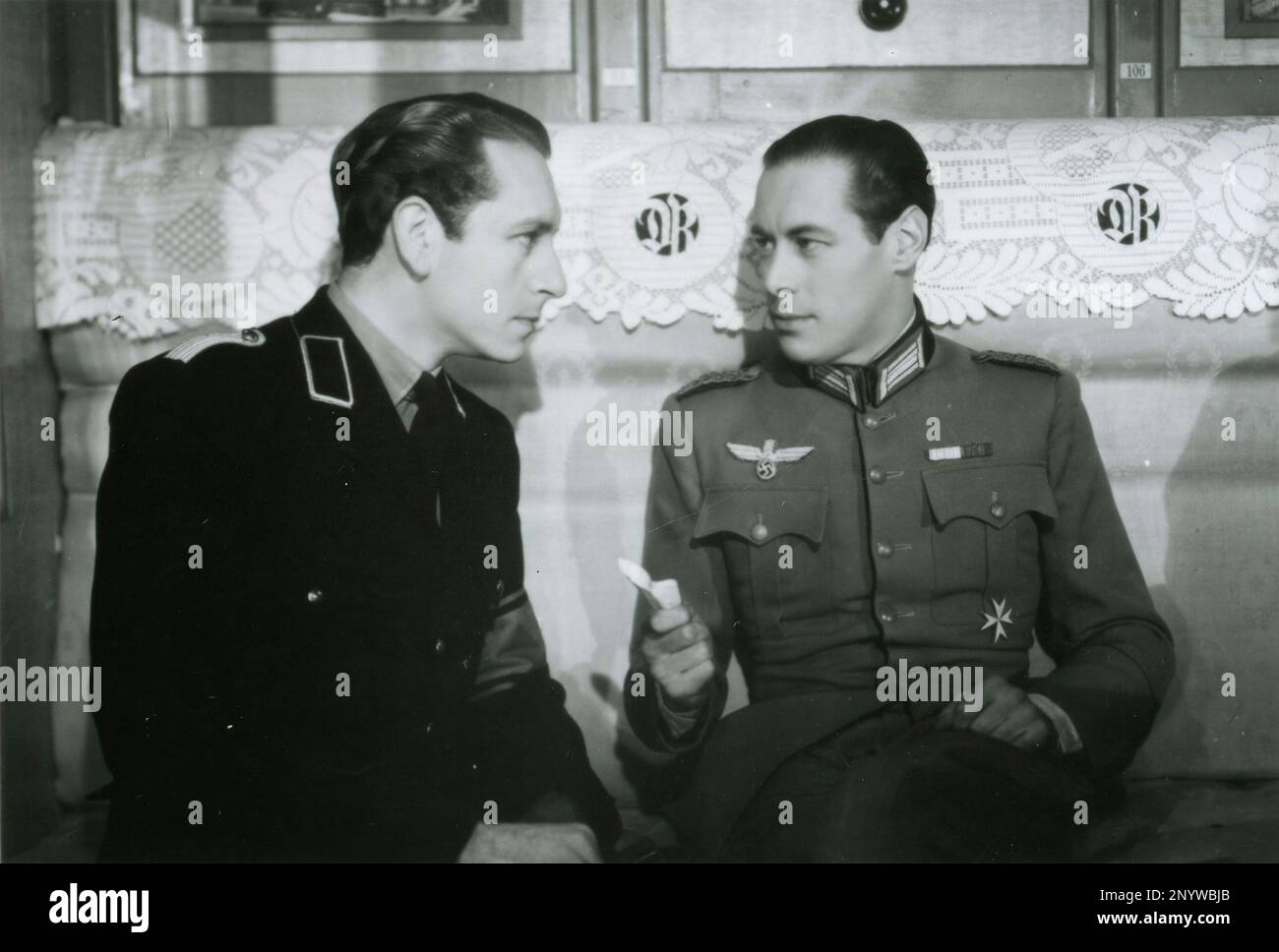 L'acteur autrichien Paul Henreid et l'acteur anglais Rex Harrison dans le film train de nuit à Munich, USA 1940 Banque D'Images