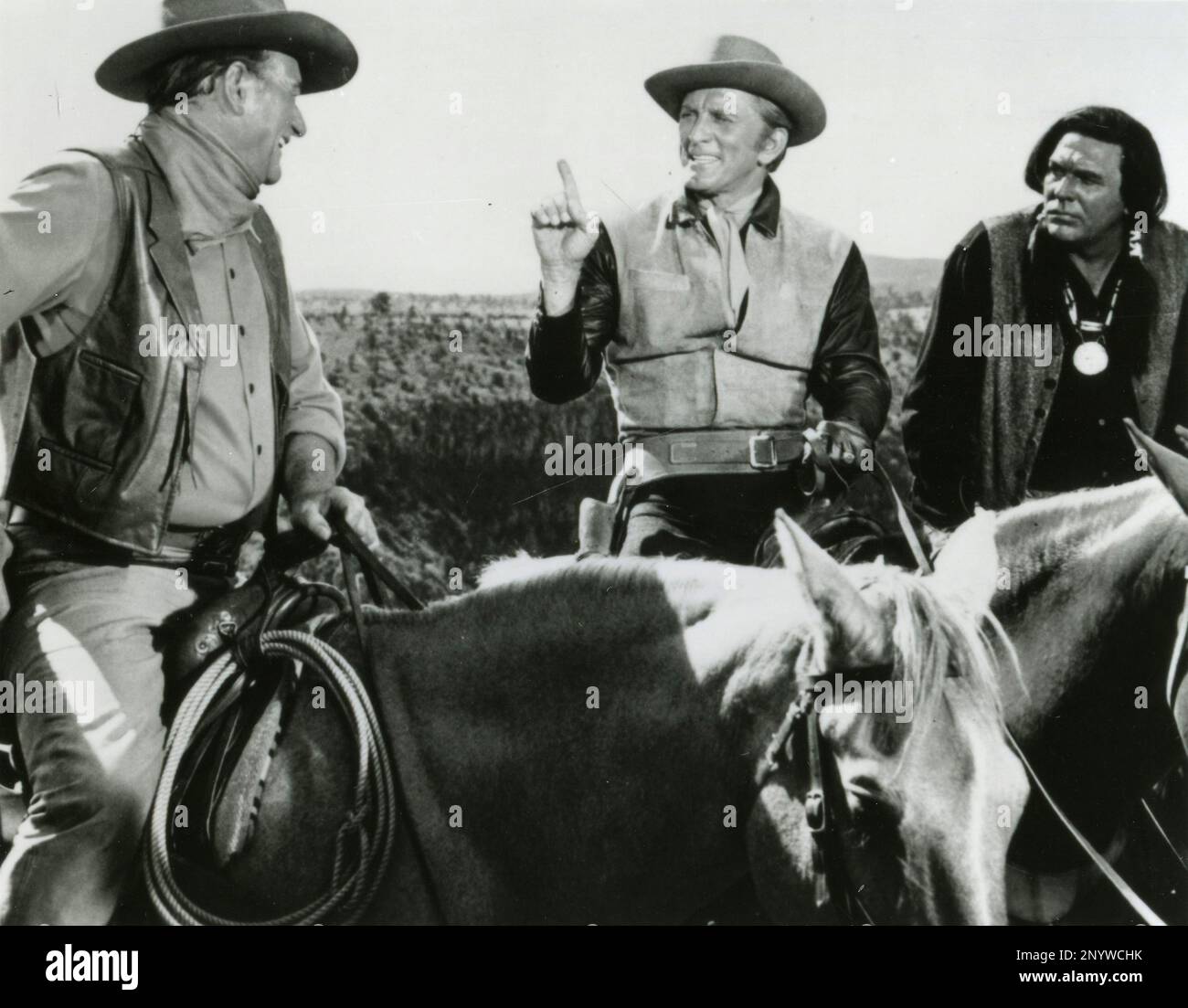 Les acteurs américains John Wayne et Kirk Douglas dans le film The War Wagon, USA 1967 Banque D'Images