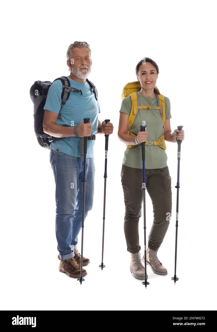 Couple de randonneurs avec sacs à dos et bâtons de randonnée sur fond blanc Banque D'Images